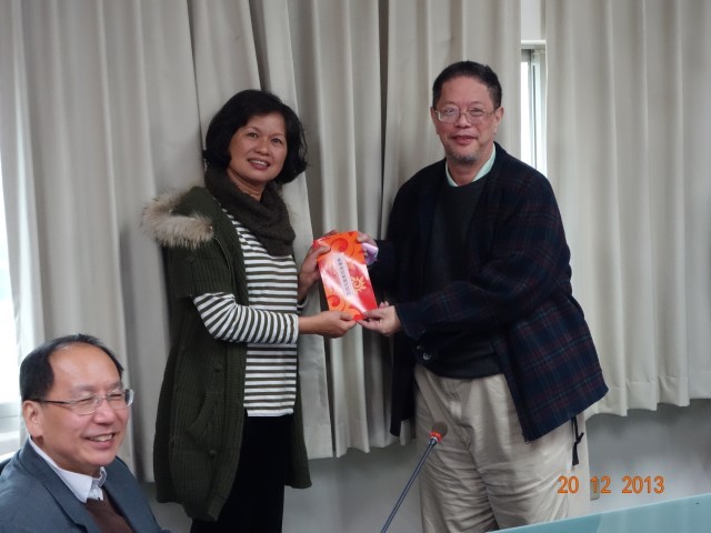 化工系汪上曉副系主任與陳彩珠小姐合影