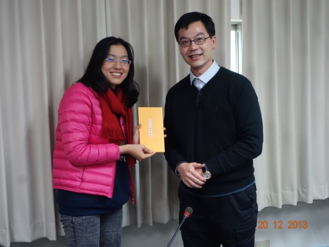 化工系胡育誠主任與劉奕汝小姐合影