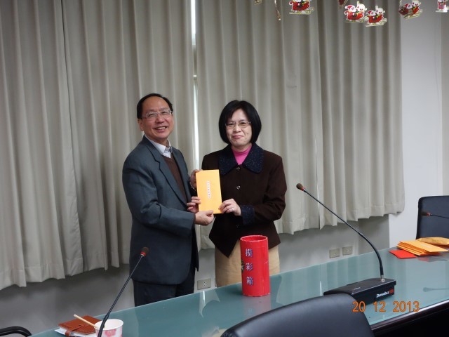 王茂駿院長與李秋淑小姐合影
