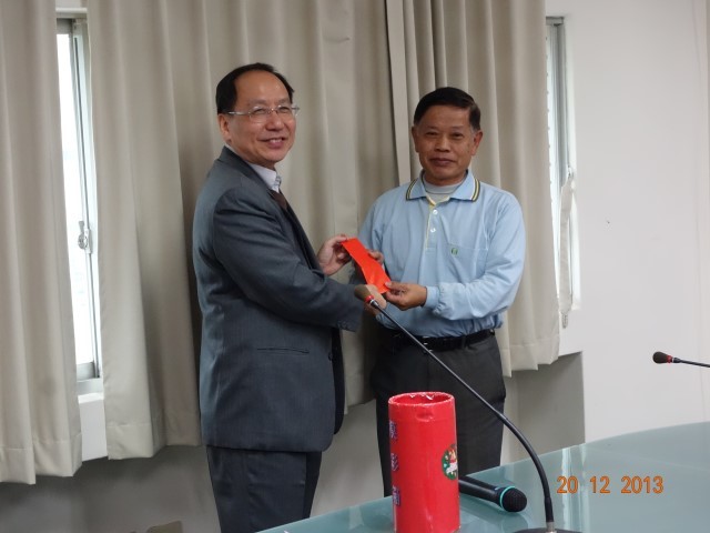王茂駿院長與曾建春先生合影