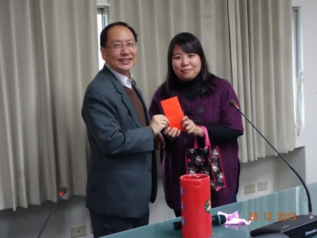 王茂駿院長與蘇暐珍小姐合影