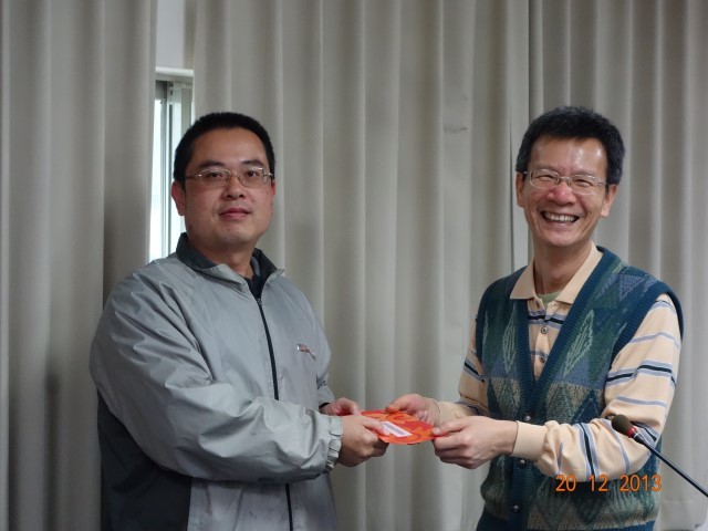材料系林鶴南副系主任與黃筱平先生合影