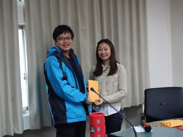 奈微所饒達仁所長與陳子琪小姐合影