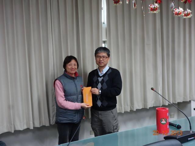 動機系林昭安主任與李淑娟小姐合影
