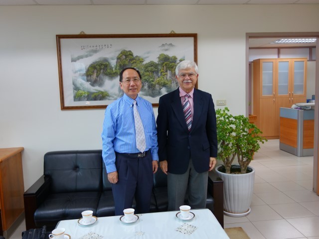 Professors Mufit與工學院王茂駿院長合影