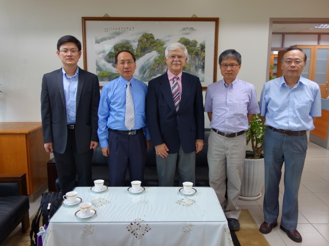 合影：左起張禎元教授、王茂駿院長、Professors Mufit、林昭安主任、白明憲教授