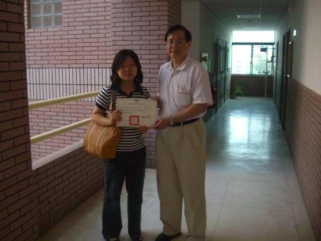 工學院學士班96學年度第2學期書卷獎得獎費遠婷同學與談駿嵩副院長合影