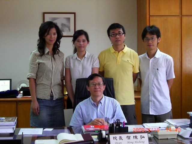 賀陳弘院長與學生合影