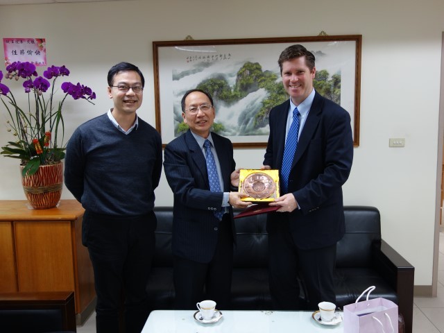 工學院王茂駿院長、化工系胡育誠主任與John P. Fisher合影2