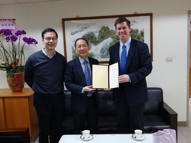 工學院王茂駿院長、化工系胡育誠主任與John P. Fisher合影1