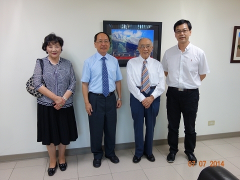 工學院王茂駿院長及化工系胡育誠主任與黎念之院士及喬家瑜博士合影