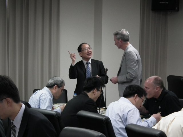 工學院王茂駿院長哈佛學者交換名片