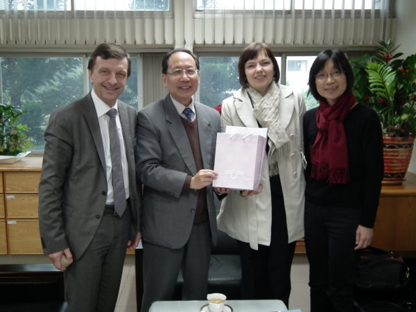合照留念-左起Prof. habil. dr. Petras Bar_auskas、王茂駿院長、PUNDZIENE ASTA、李紫原執行長