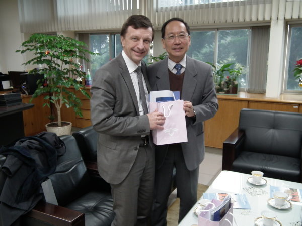 清華大學工學院王茂駿院長與立陶宛Prof. habil. dr. Petras Bar_auskas交換禮品