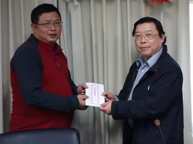 工工系王明揚副系主任頒獎給工學院楊銘炎先生