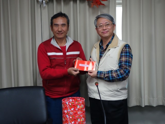 工工系林則孟主任頒獎給工工系宋印誠先生