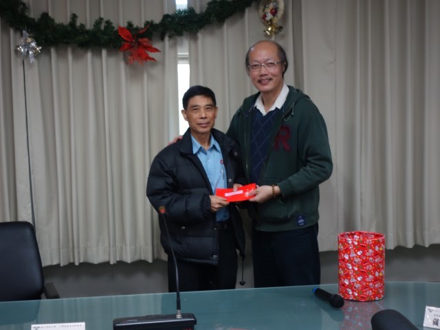 工學院呂世源副院長頒獎給工工系古慶榮先生