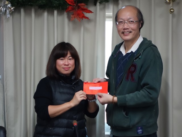 工學院呂世源副院長頒獎給材料系王姝雅小姐