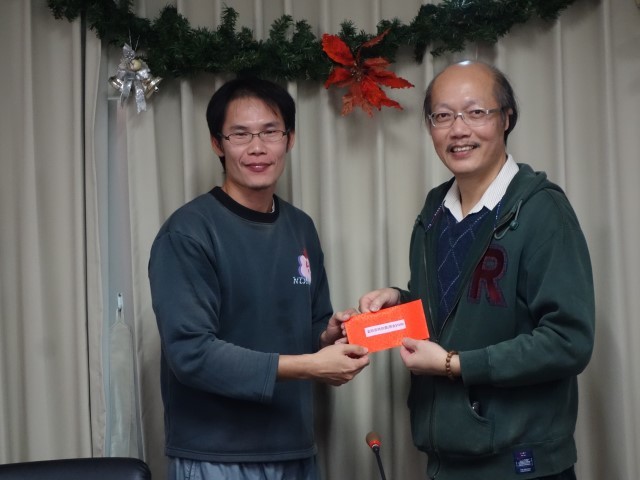 工學院呂世源副院長頒獎給材料系陳永昇先生