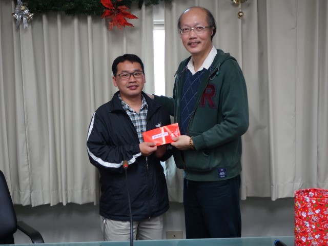 工學院呂世源副院長頒獎給材料系楊鴻光先生