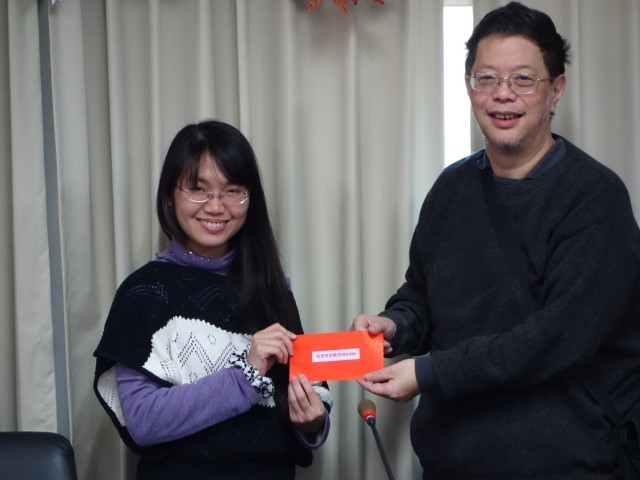 化工系汪上曉副系主任頒獎給材料系吳怡璇小姐