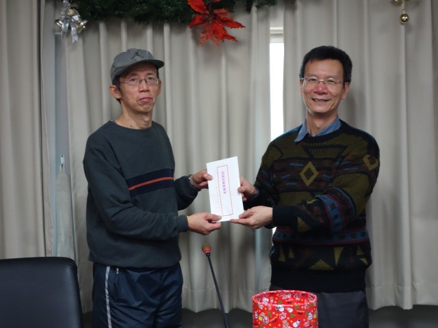 材料系林鶴南副系主任頒獎給動機系陳士俊先生