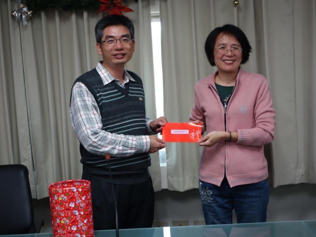 材料系賴志煌主任頒獎給工工系柯怡芳小姐