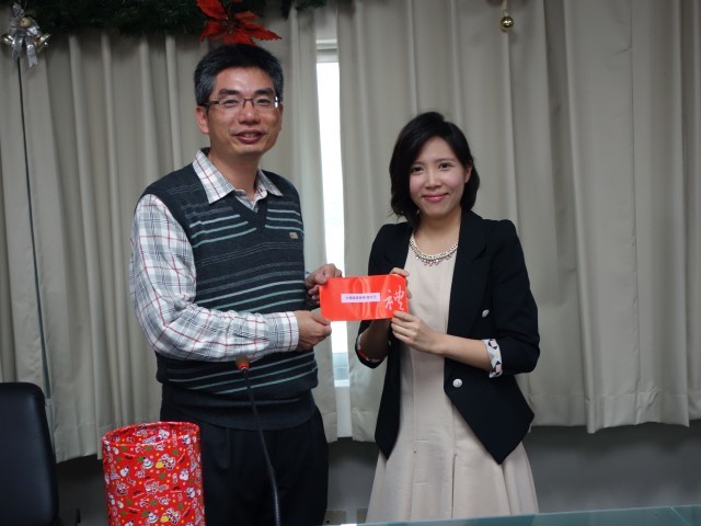 材料系賴志煌主任頒獎給工學院陳愛婷小姐