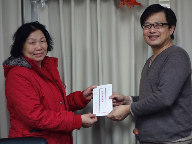 奈微所饒達仁所長頒獎給化工系林碧霞小姐