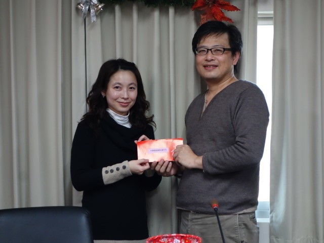 奈微所饒達仁所長頒獎給化工系郭曉文小姐
