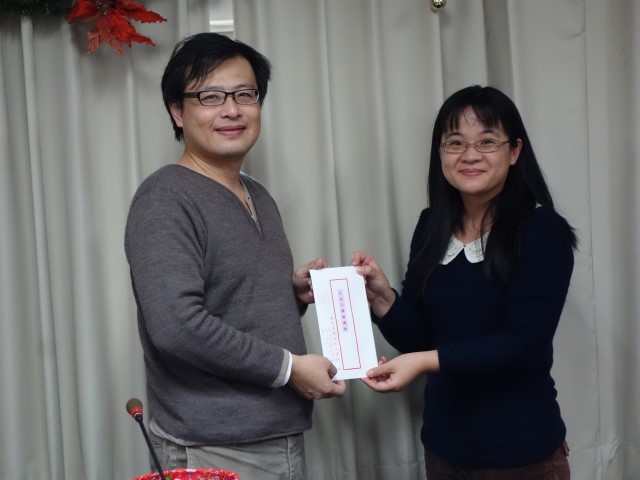 奈微所饒達仁所長頒獎給材料系侯淑萍小姐