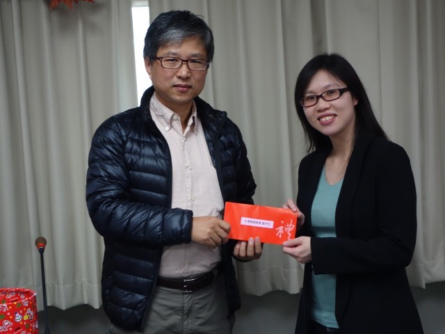 動機系林昭安主任頒獎給工工系姜采蘋小姐