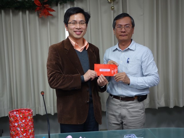 動機系蔡宏營副系主任頒獎給動機系廖忠獻先生