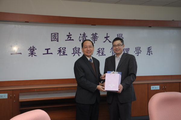 清華大學工學院王茂駿院長與北京大學工學院王茤祥院長交換禮品