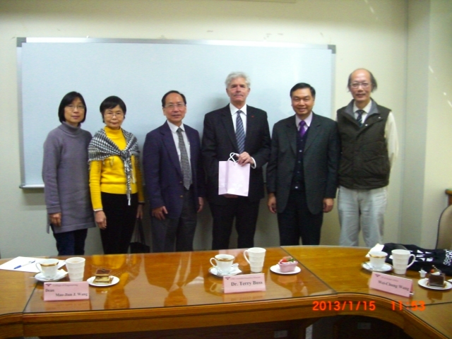 合影留念-左起李紫原執行長、王小璠教授、王茂駿院長、Dr. Terry Buss、王偉中全球長、呂世源副院長