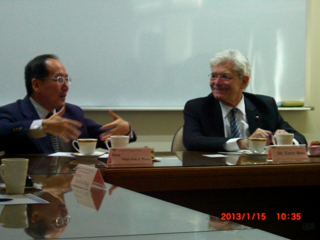 工學院王茂駿院長與Dr. Terry Buss