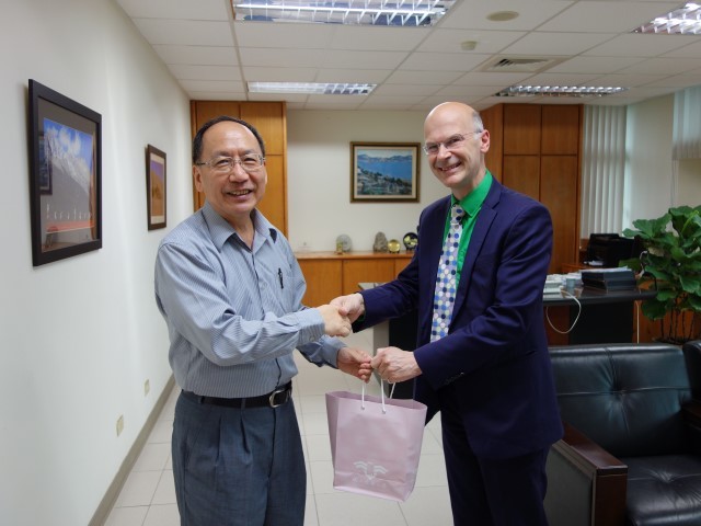 合影-工學院王茂駿院長與Prof. Peter Child