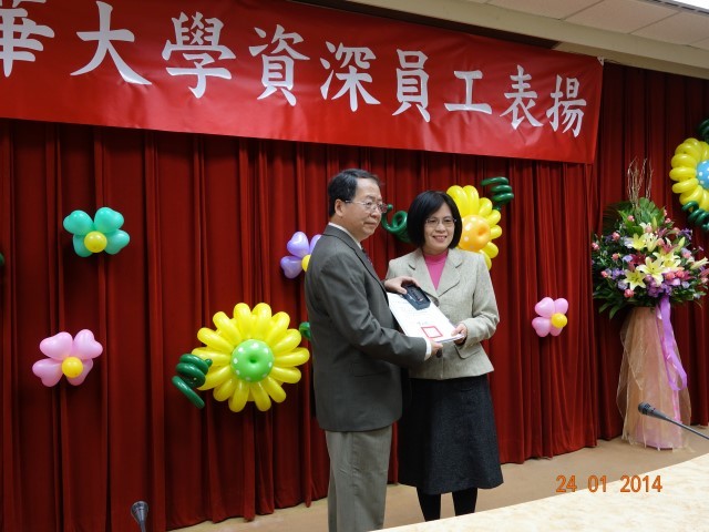 資深員工表揚-陳力俊校長與工學院李秋淑小姐合影