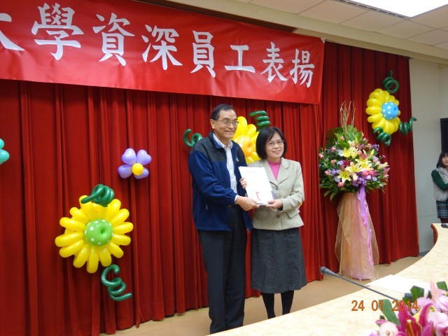 工學院數位學習榮獲第五名-馮達旋副校長與工學院李秋淑小姐合影