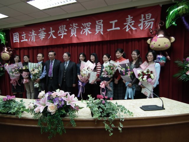 陳力俊校長與葉銘泉副校長及優秀約用得獎同仁合影