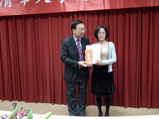 清華大學葉銘泉副校長頒給醫工所宋嘉行小姐（優秀約用人員獎）