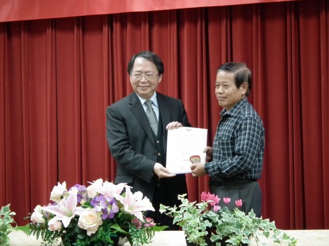 清華大學陳力俊校長頒給材料系曾建春先生（服務三十年）