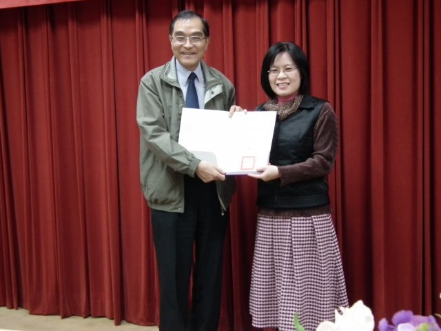 馮達旋副校長頒發工學院李秋淑小姐（工學院數位學習第三名）