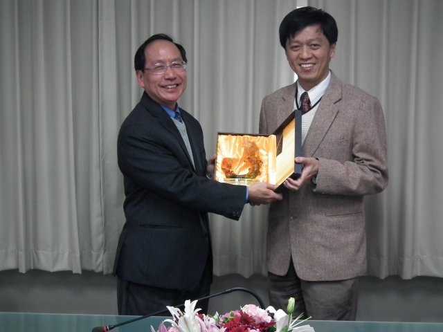 王茂駿院長致贈禮品予葉哲良主任