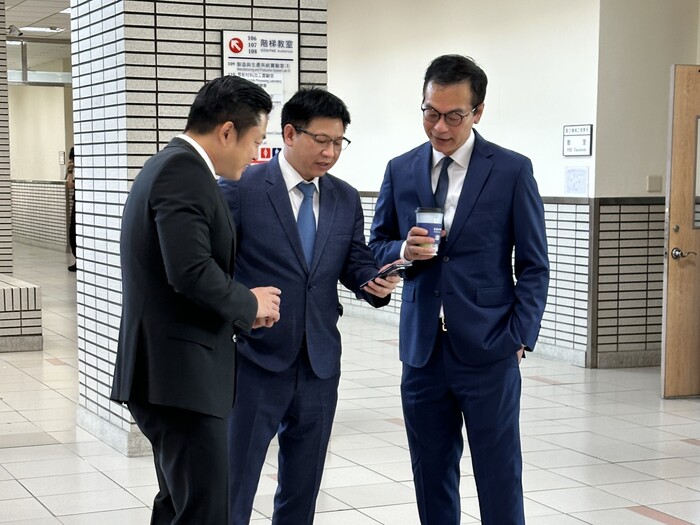 大會開始前眾人愉快交流（左起工工系林東盈主任、工工系陳復生校友、工學院胡育誠院長）