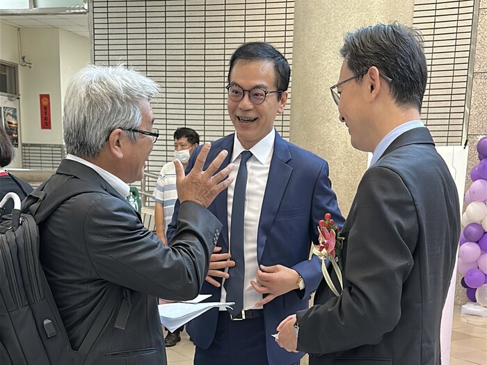 大會開始前眾人愉快交流（左起工學院胡育誠院長、化工系葉茂榮校友、動機系陳盈源校友）