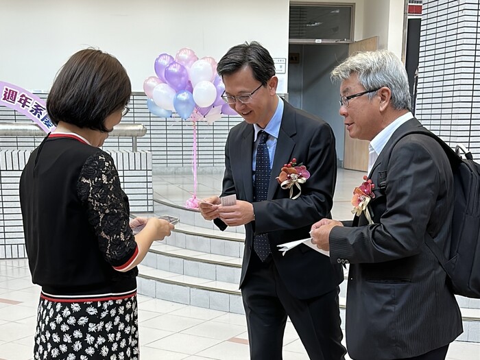 大會開始前眾人愉快交流（左起材料系應淑蘭校友、動機系陳盈源校友、化工系葉茂榮校友）