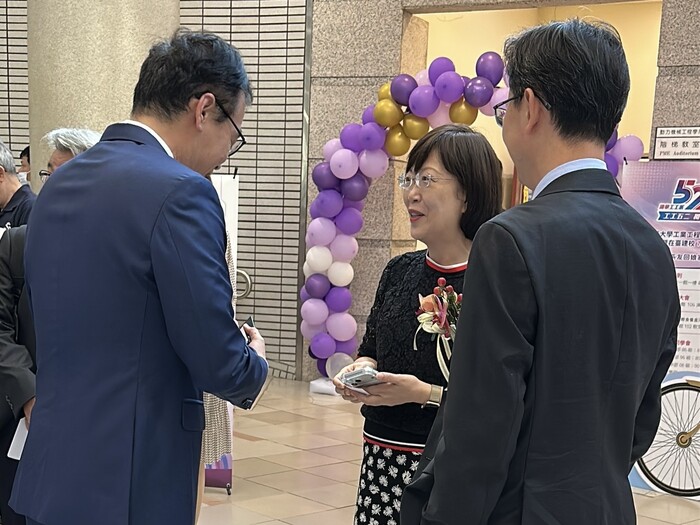 大會開始前眾人愉快交流（左起工學院胡育誠院長、動機系陳盈源校友、材料系應淑蘭校友）