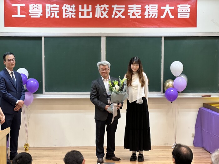 化工系學生代表向葉茂榮校友獻花祝賀