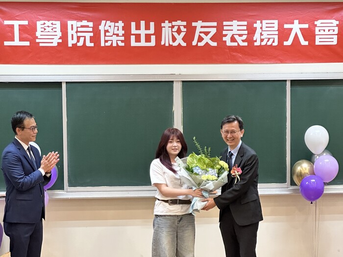 動機系學生代表向陳盈源校友獻花祝賀